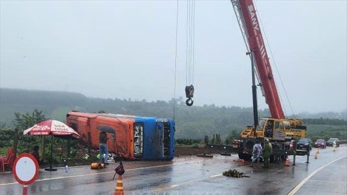 Lật xe khách, một người chết nhiều người bị thương - Báo Tin Tức TTXVN