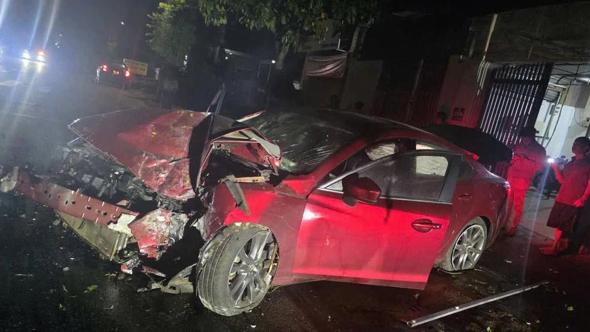 Đắk Lắk: Ô tô Mazda 6 lao vào cổng hai nhà dân lúc rạng sáng - Báo Xây Dựng