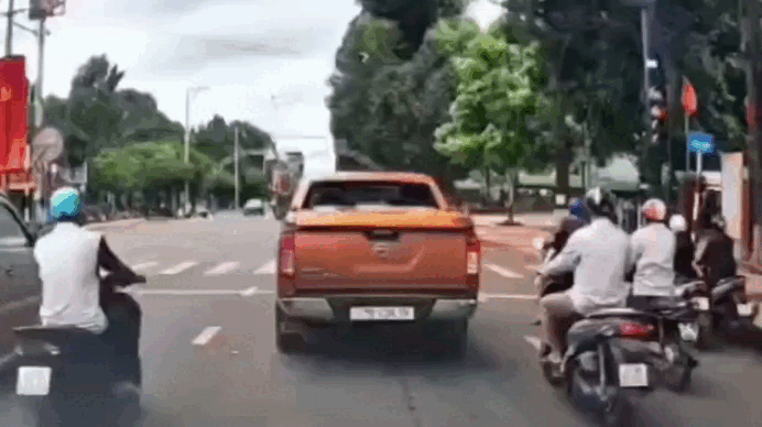 Đang dừng đèn đỏ, tài xế bất ngờ nhấn ga vượt giao lộ - Báo Tiền Phong