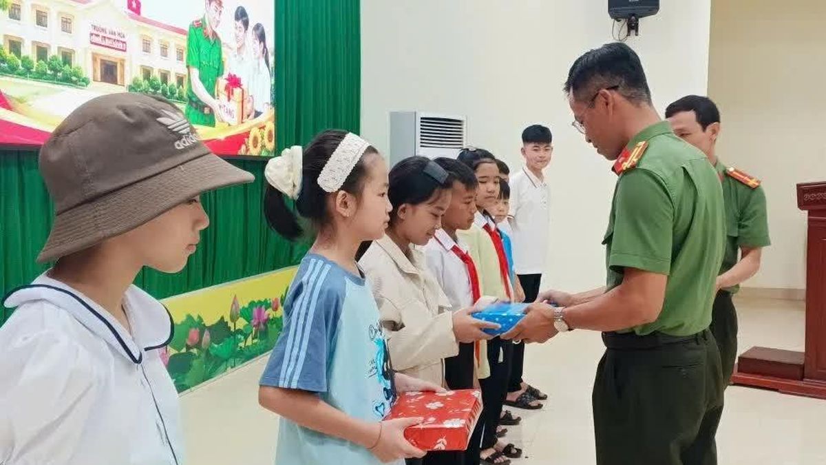 Gặp mặt, tặng quà cho học sinh trúng tuyển vào Trường Văn hoá CAND II - Báo Công An Nhân Dân