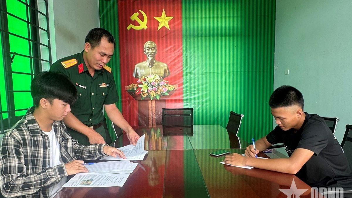Tình nguyện viết đơn nhập ngũ - Báo Quân Đội Nhân Dân
