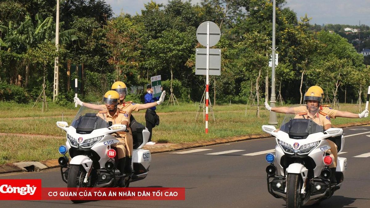Vượt đèn đỏ, 54 trường hợp bị phạt 382 triệu đồng - Báo Công Lý