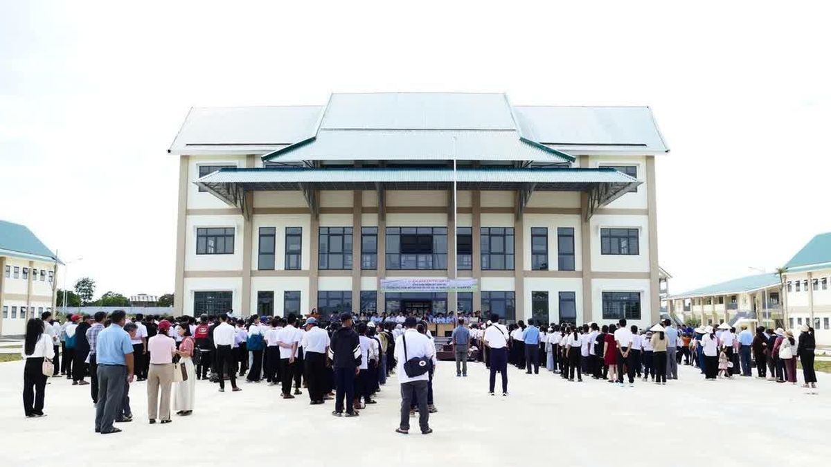 Niềm vui trước ngày khai giảng năm học mới ở khu vực biên giới Đắk Lắk - Báo Nhân Dân