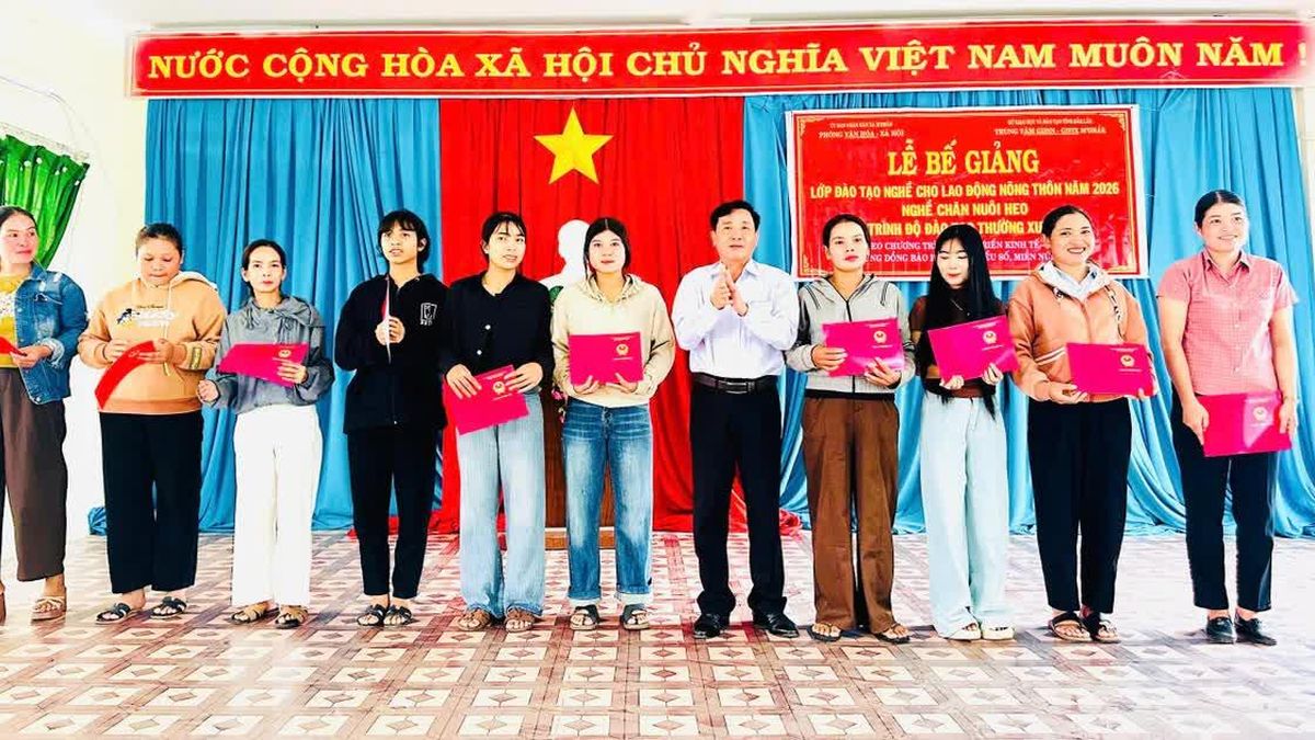 58 học viên xã M'Đrắk hoàn thành lớp nghề chăn nuôi heo - Báo Giáo Dục & Thời Đại