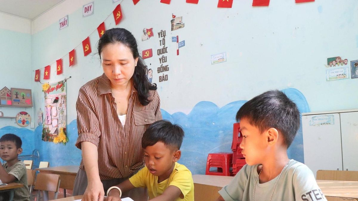 Từ hình dán nhỏ đến những chữ tiếng Việt đầu tiên trước ngày vào lớp 1 - Báo VietnamNet