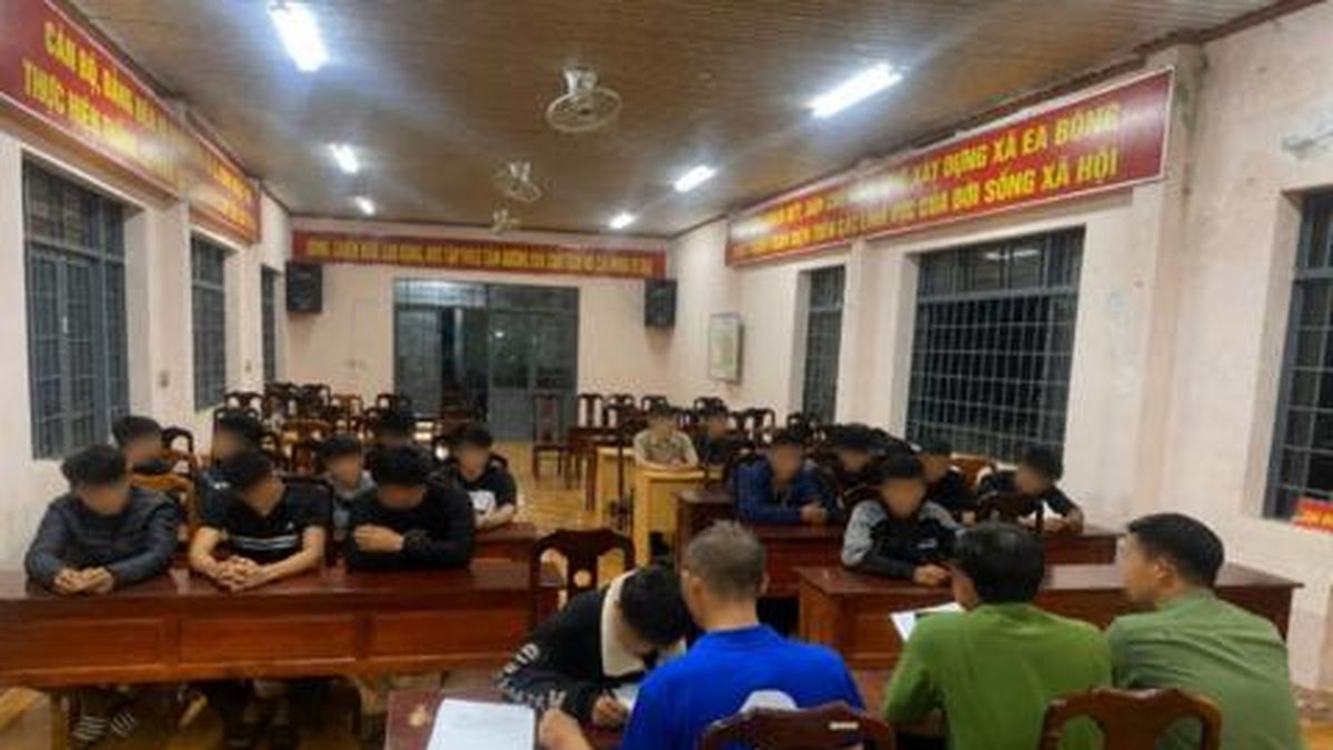 Dùng hung khí giải quyết mâu thuẫn, hàng chục thanh thiếu niên bị xử lý - Công An TP.HCM