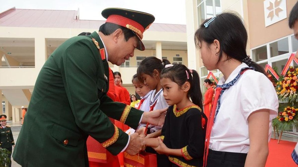 Đại tướng Nguyễn Tân Cương dự Lễ khai giảng và khánh thành trường mới ở xã Ea Rốk (Đắk Lắk) - Báo Quân Đội Nhân Dân