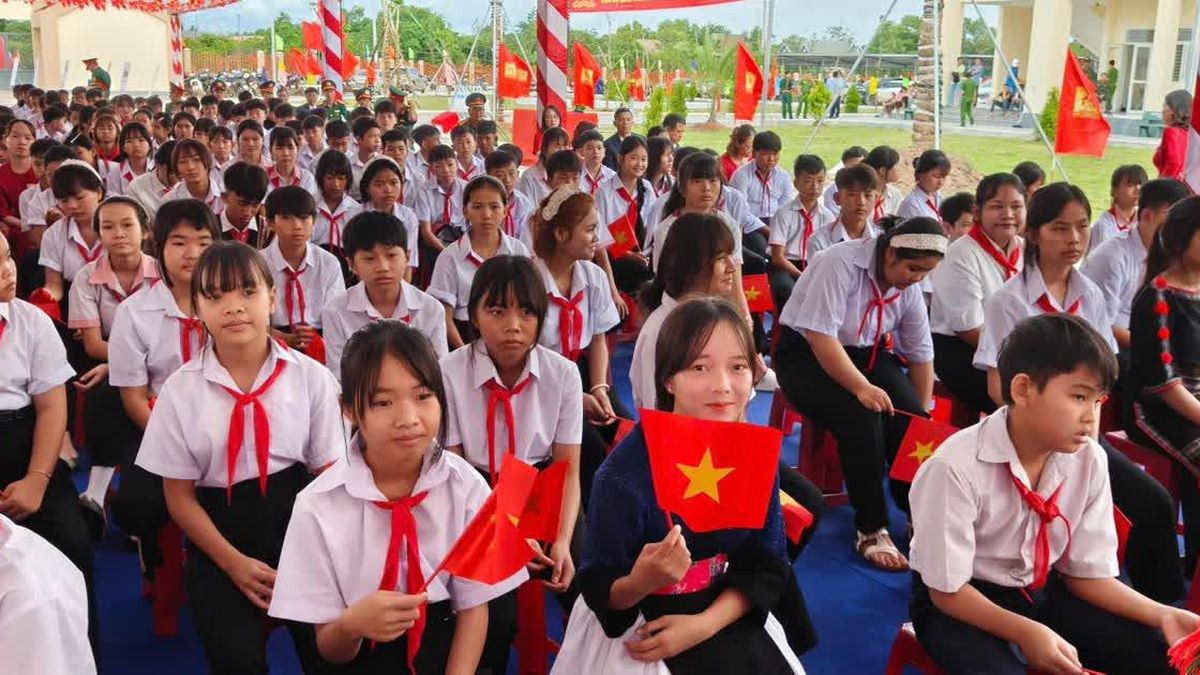 Đưa em đến trường, người chị gửi gắm mong ước về tương lai tốt đẹp - Báo Giáo Dục & Thời Đại