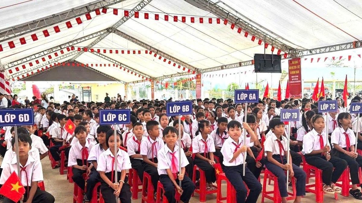 Thầy cô giáo vượt 18km đường rừng đón 83 học sinh dự lễ khai giảng - Báo VietnamNet