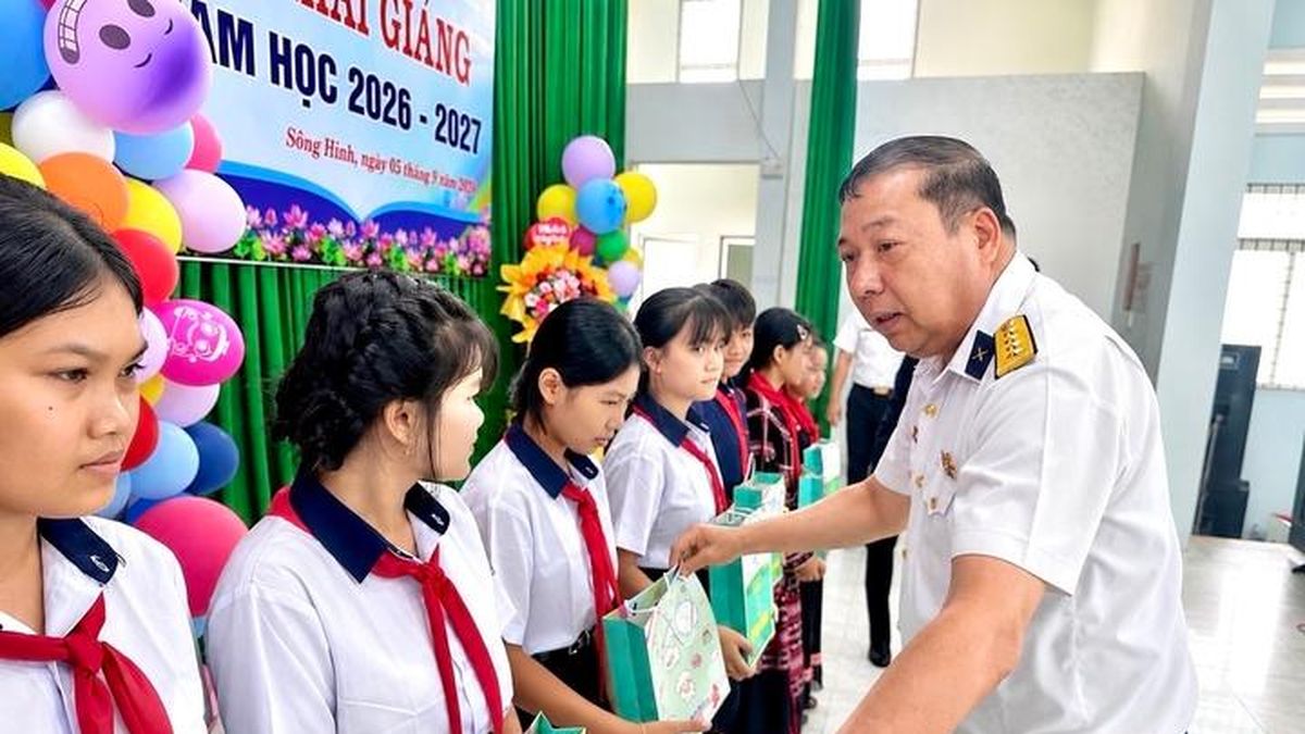 Sắc trắng Hải quân ấm áp ngày khai trường vùng cao - Báo Công Thương