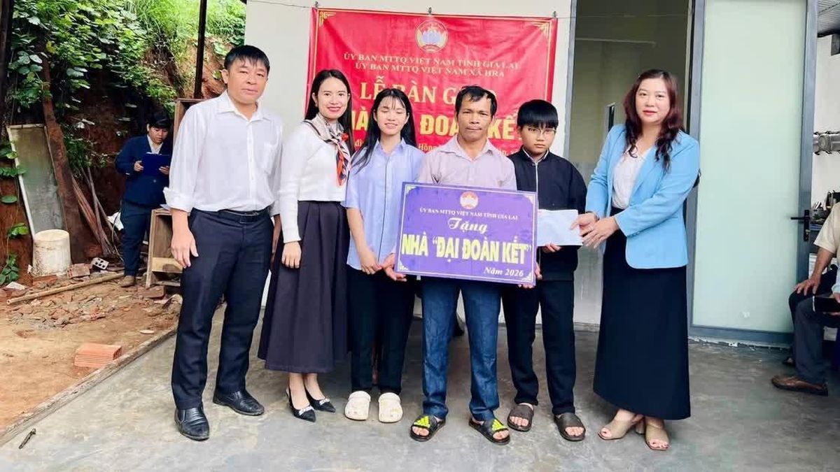 Bàn giao nhà "Đại đoàn kết" cho gia đình chính sách tại xã Hra - Báo Gia Lai