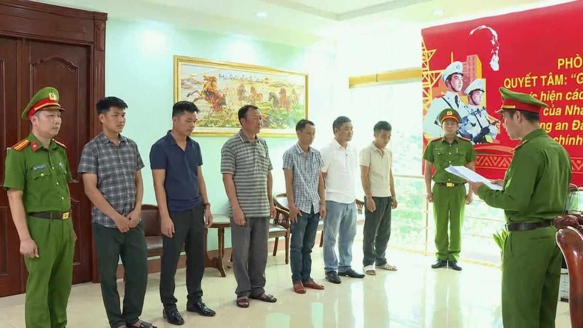 9 cán bộ bảo vệ rừng ở Đắk Lắk nhận tiền để cho hàng trăm khối gỗ qua chốt - Báo Tiền Phong