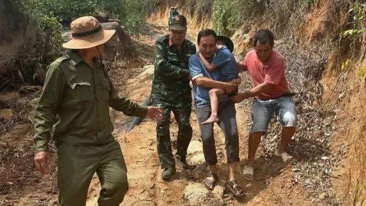 Xuyên đêm tìm kiếm cháu bé đi lạc trên núi ở Đắk Lắk - Báo Nhân Dân