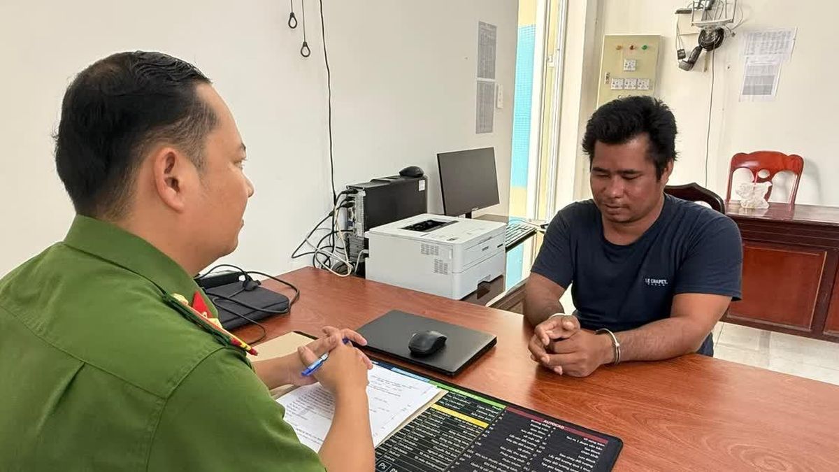 Tạm giam đối tượng đánh mẹ, cầm dao đâm cảnh sát - Báo Tiền Phong