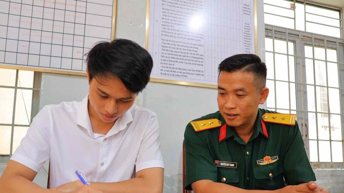 Sinh viên năm 4 Trường Đại học Tây Nguyên tình nguyện viết đơn nhập ngũ - Báo VietnamNet