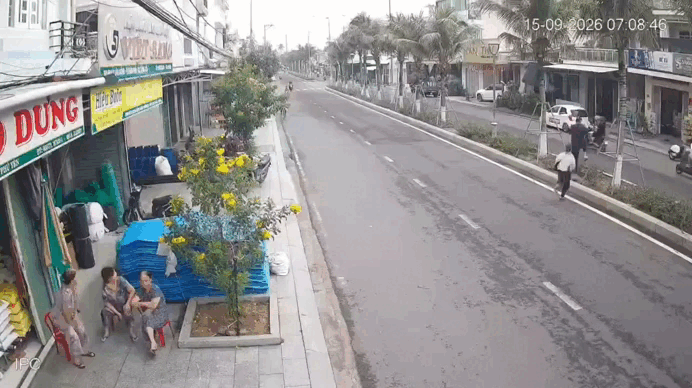 Clip nhóm người nước ngoài giả vờ mua vàng, lén lấy 3 vòng kiềng rồi bỏ chạy - Báo Tiền Phong