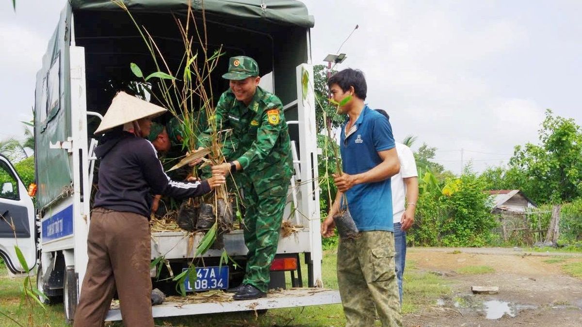 Bộ đội Biên phòng Đắk Lắk trao sinh kế hỗ trợ nhân dân vùng biên - Báo Quân Đội Nhân Dân
