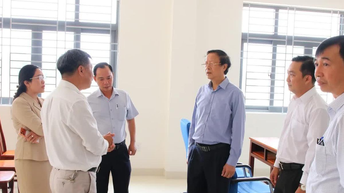 Thứ trưởng Phạm Ngọc Thưởng thăm Trường phổ thông nội trú biên giới ở Đắk Lắk - Báo Giáo Dục & Thời Đại