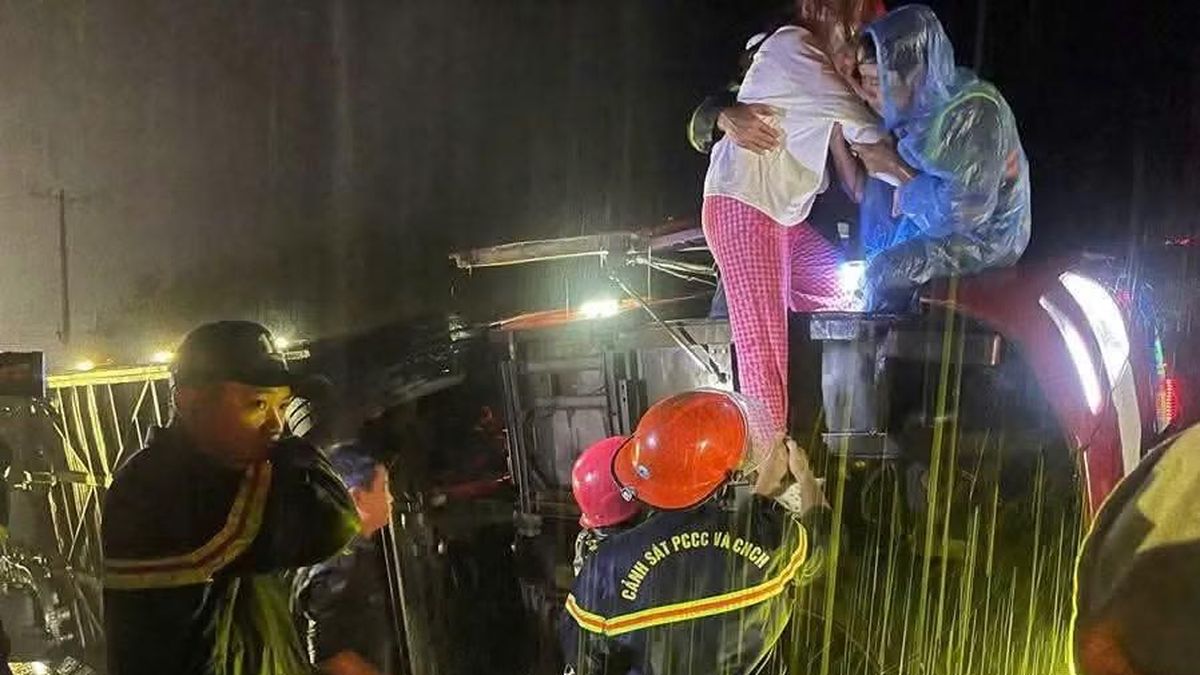 Xe khách chở 19 người lật xuống mương thoát nước trên quốc lộ qua Đồng Nai - Báo Tiền Phong