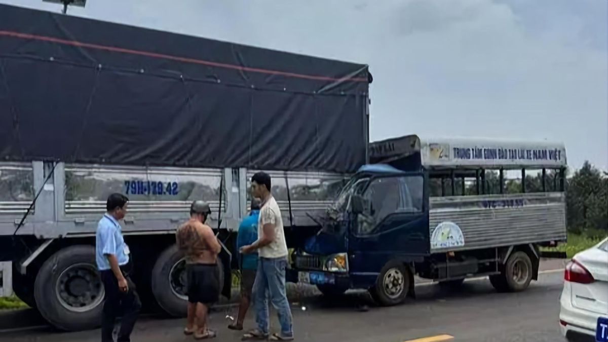 Xe tập lái tông đuôi xe tải, giáo viên dạy lái tử vong - Báo VTC News