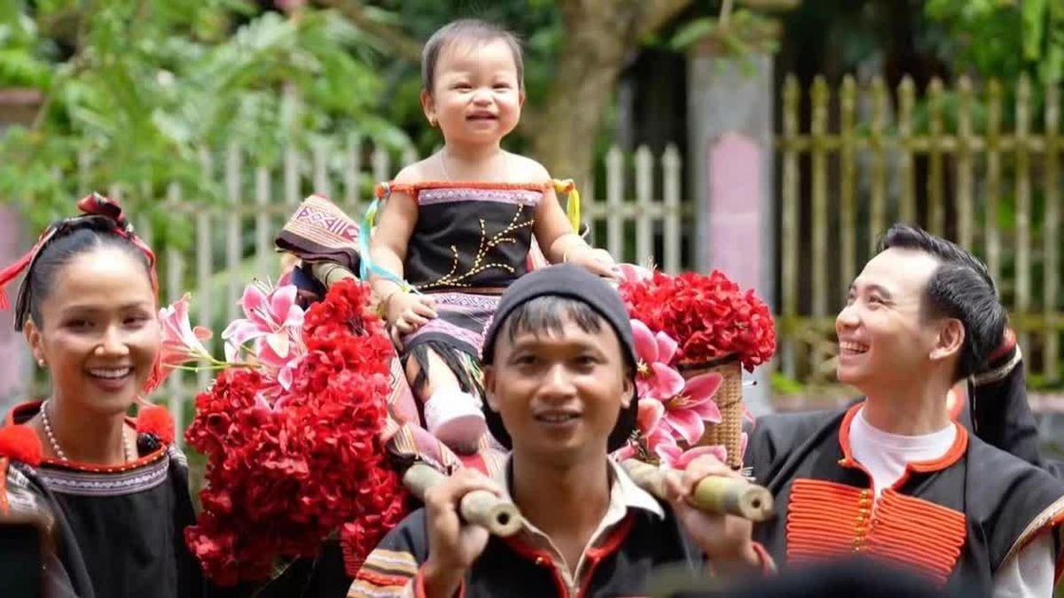 H'Hen Niê làm 81 mâm cỗ, rước kiệu con gái - Báo Tiền Phong