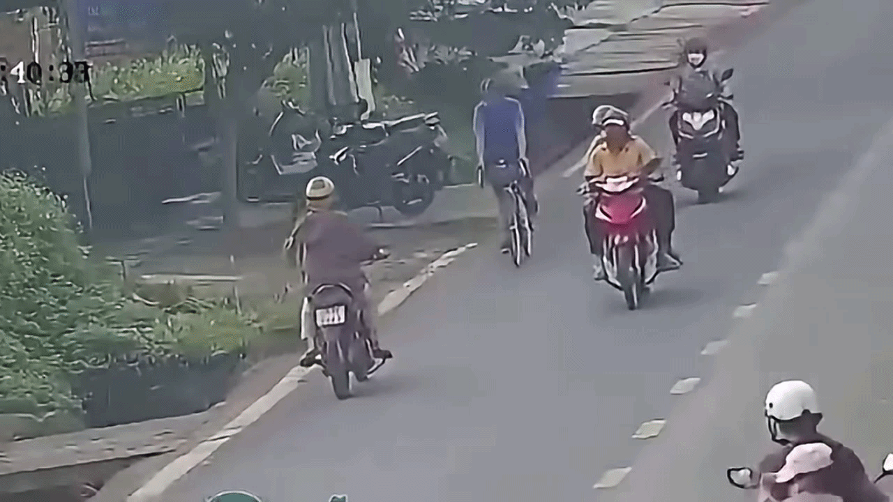 Clip: Xe máy đi ngược chiều tông xe đạp, tài xế ngã xuống mương - Báo Tiền Phong