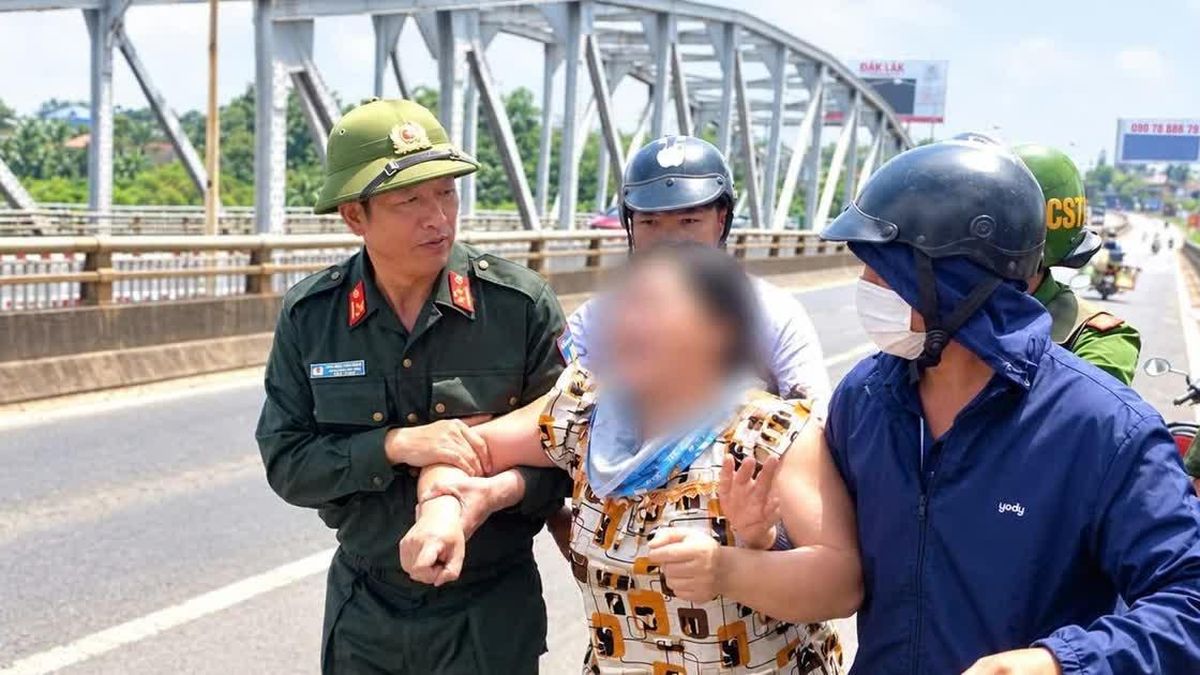 Đắk Lắk: Công an kịp thời ngăn người phụ nữ định nhảy cầu Sêrêpốk - Báo Tiền Phong