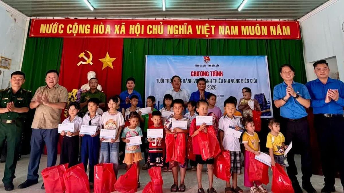 Tỉnh đoàn Gia Lai tặng quà cho thanh thiếu nhi xã Ea Bung và xã Ia Rvê - Báo Gia Lai