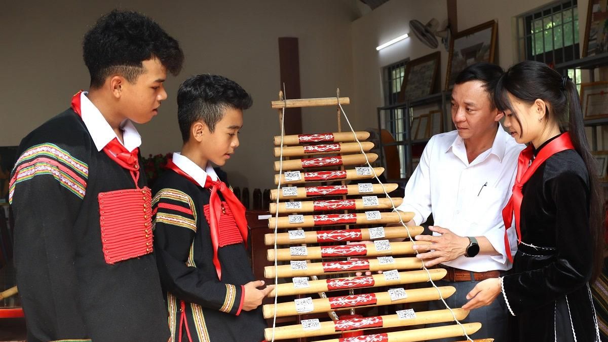 Đàn t'rưng kết hợp công nghệ số - Báo Quân Đội Nhân Dân