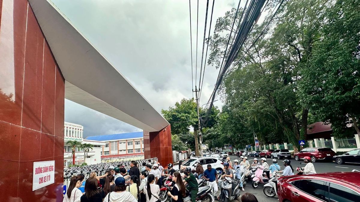 Đắk Lắk: Đến họp phụ huynh trễ, nhiều người phải đứng ngoài cổng trường - Báo VTC News