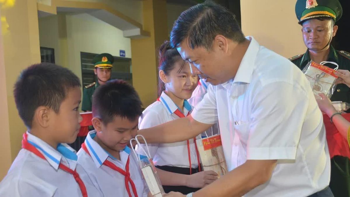 Mang Tết Trung thu đến với học sinh có hoàn cảnh khó khăn ở vùng biên giới Đắk Lắk - Báo Nhân Dân