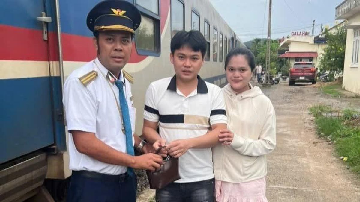 Nhân viên đường sắt trao trả hơn 30 triệu đồng hành khách bỏ quên trên tàu - Báo Nhân Dân