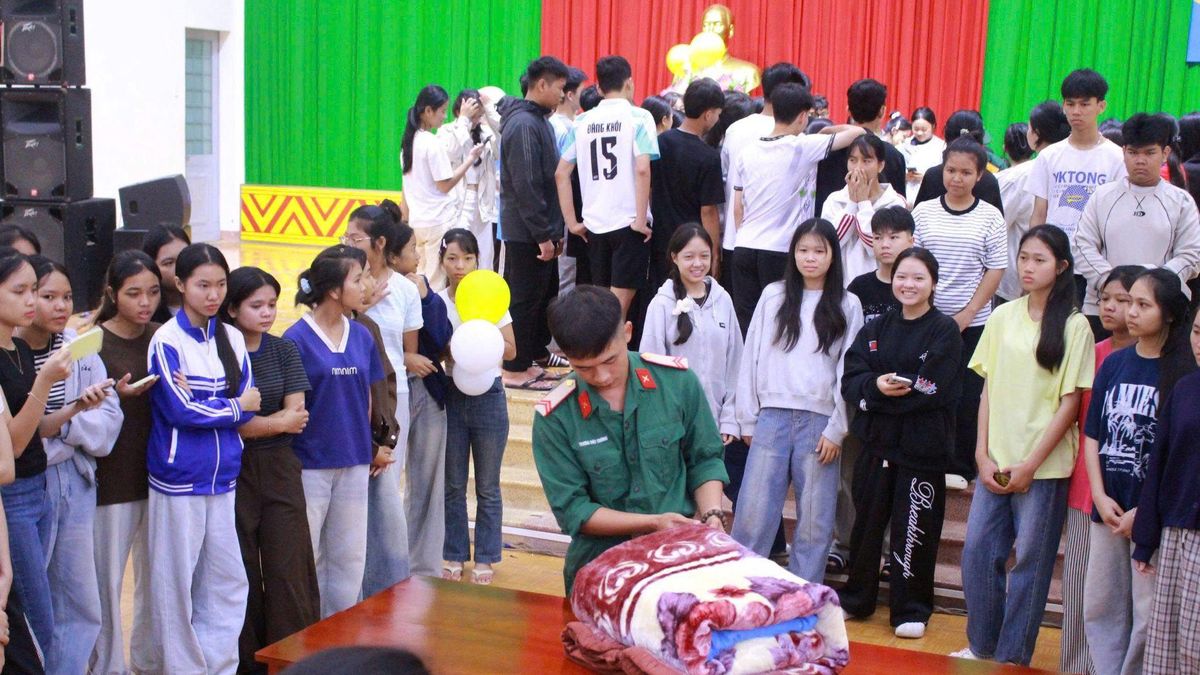 Đoàn cơ sở Trung đoàn 584 tuyên truyền, giáo dục pháp luật cho các em học sinh - Báo Quân Đội Nhân Dân