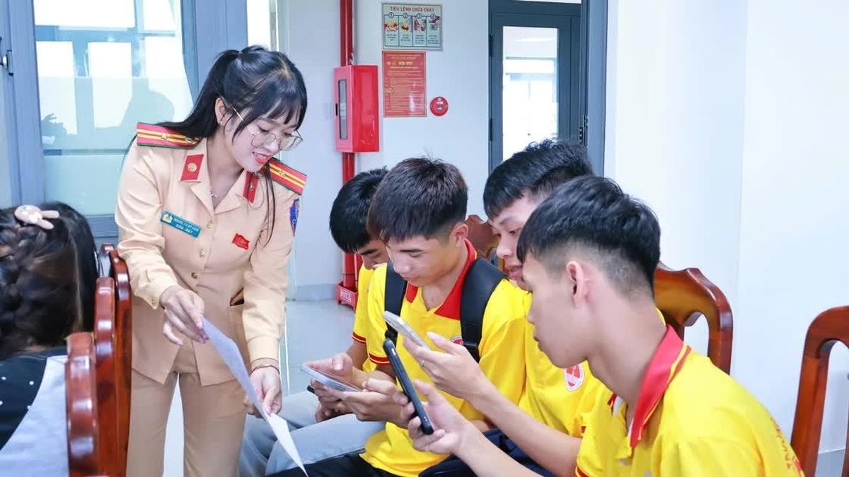 300 sinh viên học luật giao thông ngay trên sa hình - Báo Giáo Dục & Thời Đại