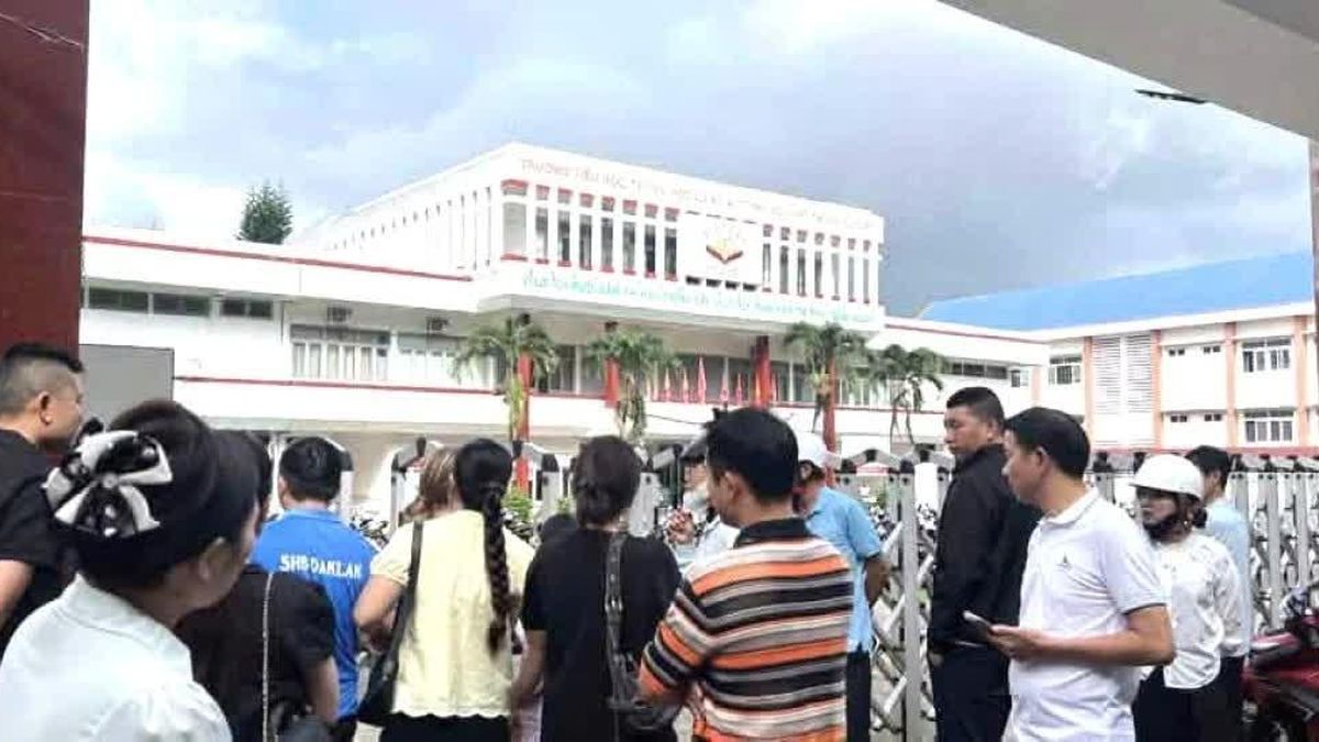Phụ huynh bức xúc khi đến họp muộn, trường đóng cổng: Hiệu trưởng nói gì? - Báo Tiền Phong