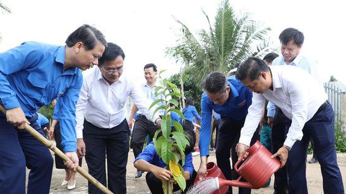 Tuổi trẻ cả nước đồng loạt ra quân Ngày Chủ nhật xanh - Báo Hà Nội Mới