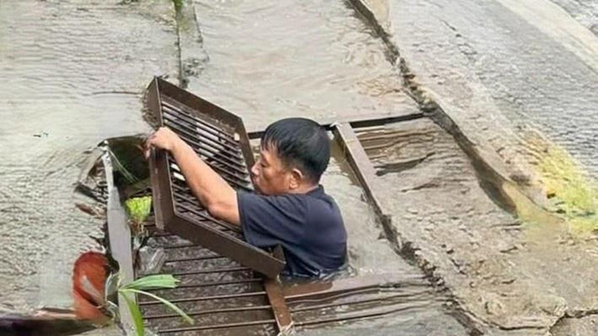 Trưởng thôn xuống cống ngụp lặn vớt rác giữa mưa lớn ở Đắk Lắk - Tạp chí Tri thức