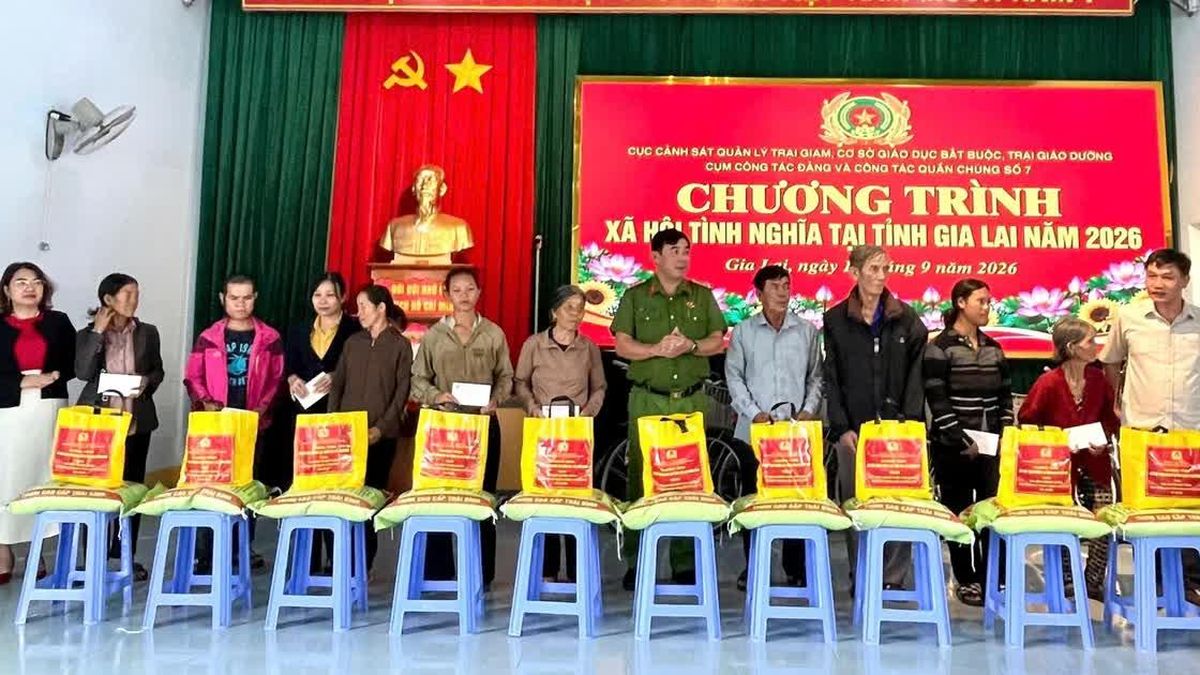 Trao 40 phần quà cho người dân, học sinh xã Ayun - Báo Gia Lai