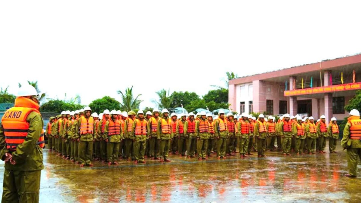 350 cán bộ, chiến sĩ Cảnh sát cơ động Đắk Lắk sẵn sàng ứng phó mưa lớn - Báo Công An Nhân Dân