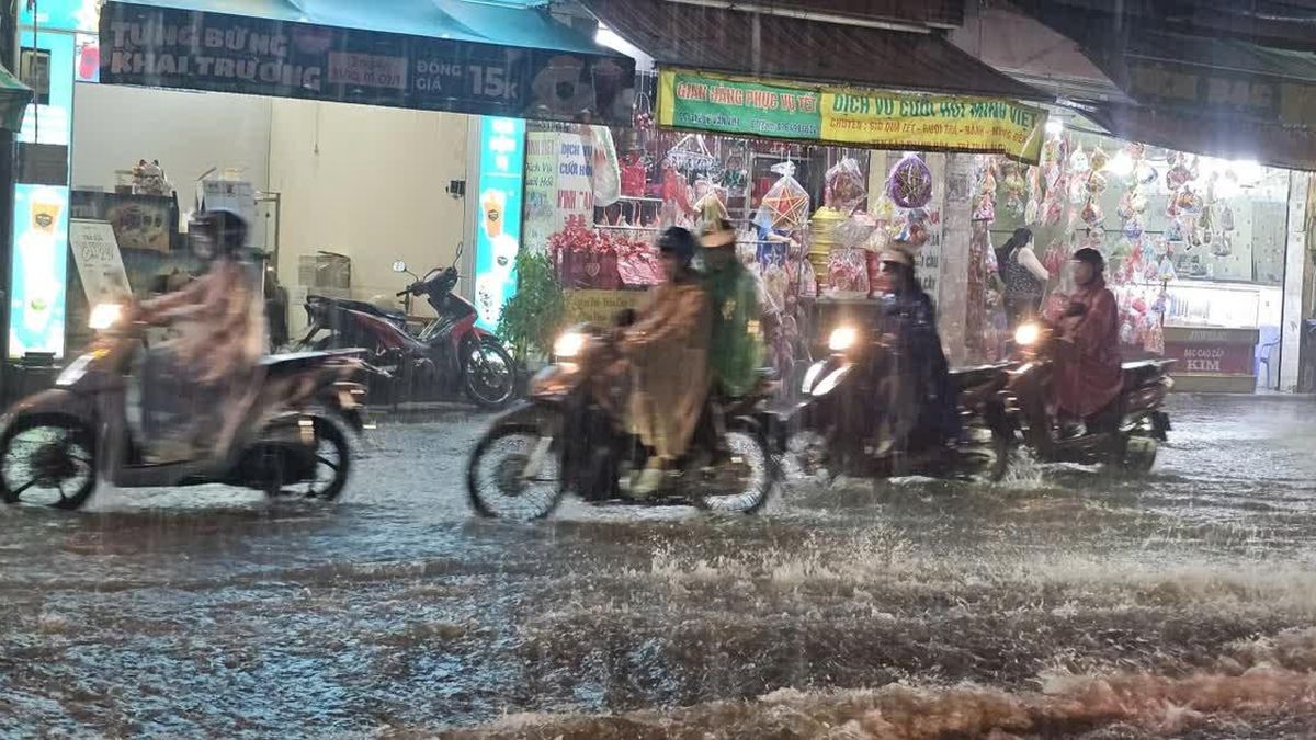 Mưa lớn ở miền Trung, Nam Bộ: Vùng mưa mở rộng, kéo dài hơn dự báo - Báo Tiền Phong