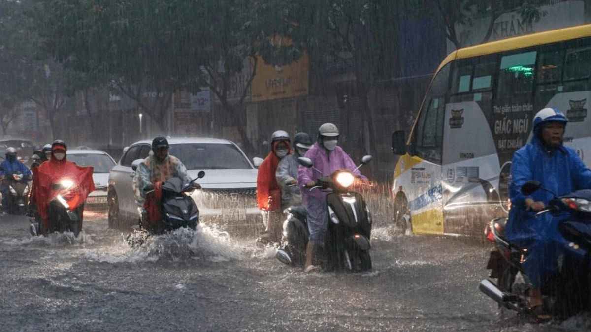 Mưa lớn từ Huế đến Nam Bộ, cảnh báo lốc xoáy trên biển - Báo Công Lý