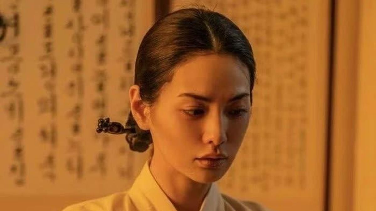 Mỹ nhân đẹp nhất thế giới phải xin lỗi vì tiêm môi trước khi đóng phim cổ trang