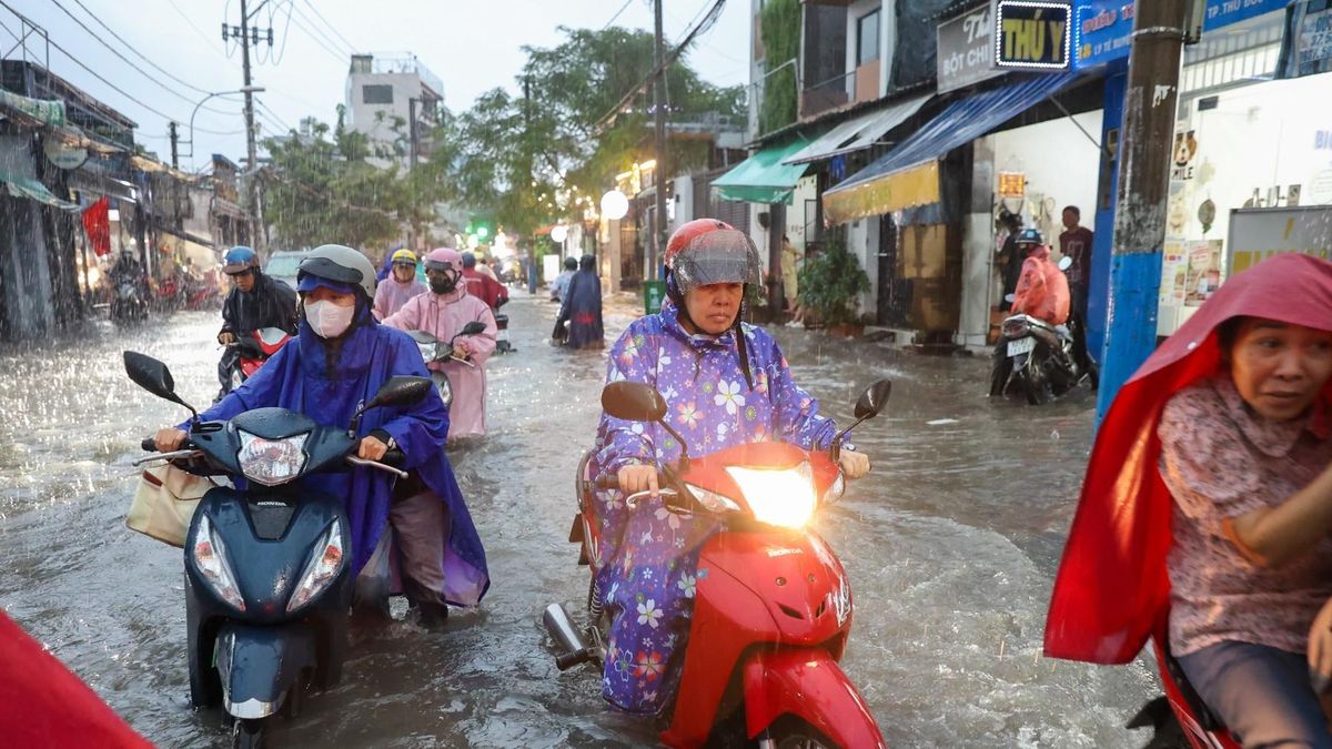 Dự báo thời tiết 23/9: Dải hội tụ mạnh, Huế đến Nam Bộ mưa lớn như trút nước - Báo VietnamNet