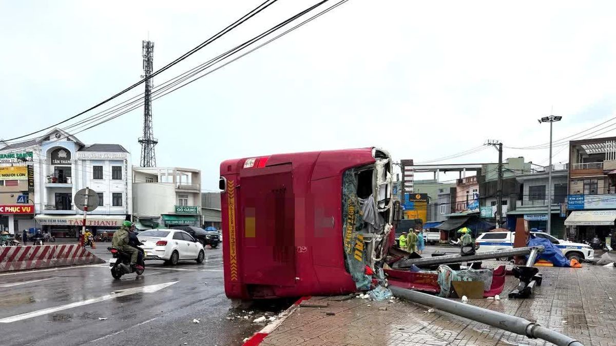 Lật xe khách giường nằm, 2 người tử vong, nhiều người bị thương