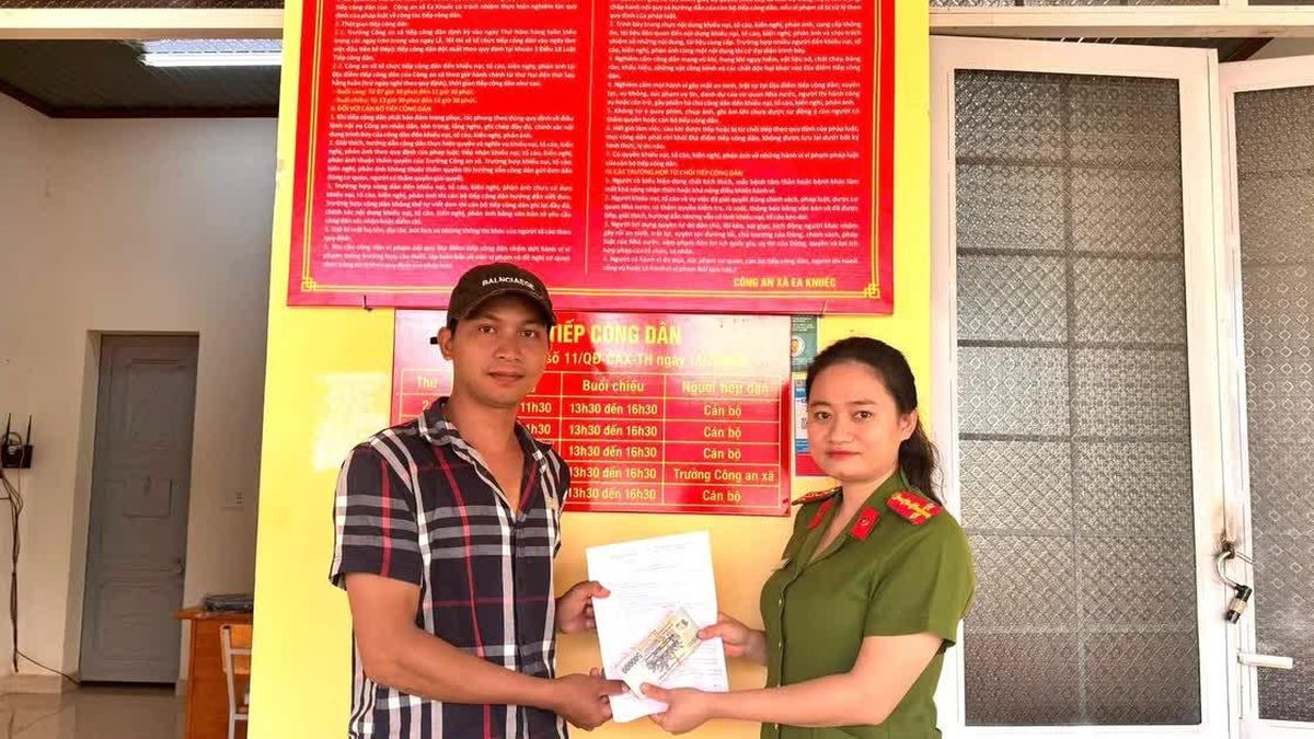 Nhặt được bọc tiền trên đường, mang đến nhờ Công an tìm người đánh rơi - Báo Công An Nhân Dân