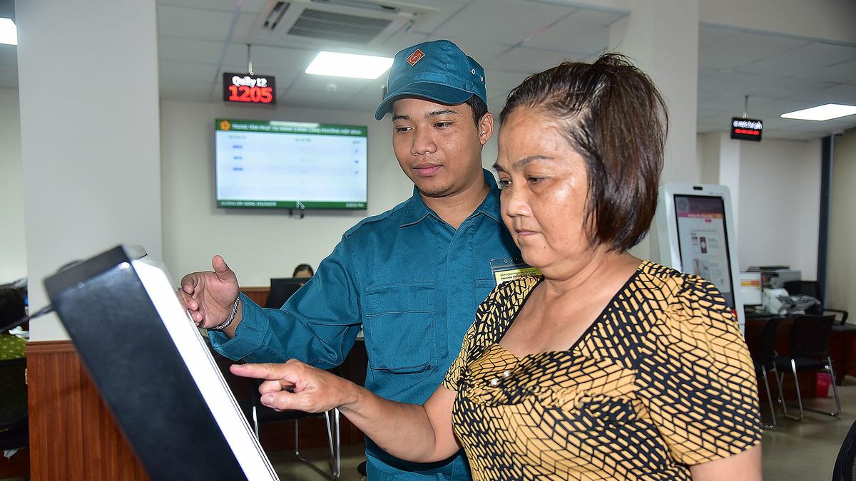 'Chiến sĩ sao vuông' hỗ trợ người dân làm thủ tục hành chính trực tuyến