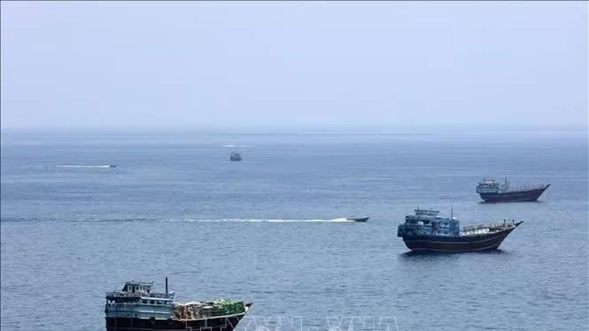 Thêm tàu chở hàng bị tấn công tại eo biển Hormuz