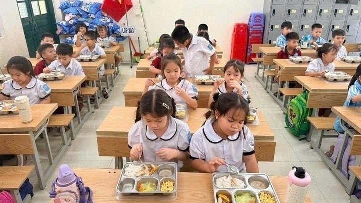 Trường tạm ngưng ăn bán trú vì vướng thủ tục: Sở ATTP TP.HCM thông tin