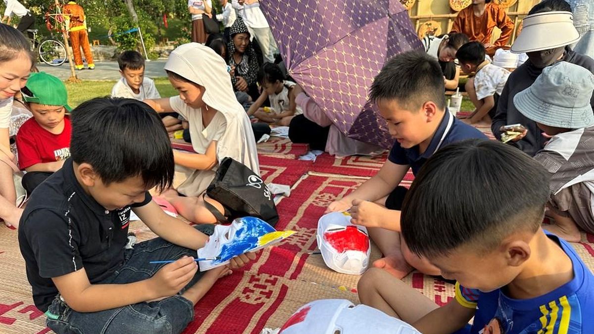 Trẻ em Ninh Bình hào hứng nặn bánh, làm đèn ông sao dịp Trung thu