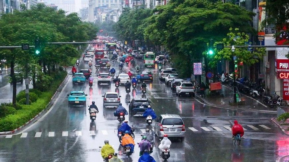 Cảnh báo mưa dông kèm lốc, sét ở Hà Nội